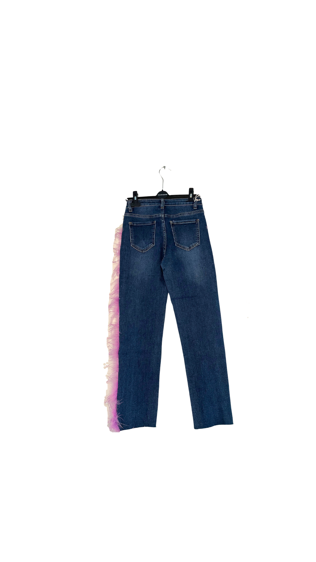 Jeans elasticizzato con piume rosa