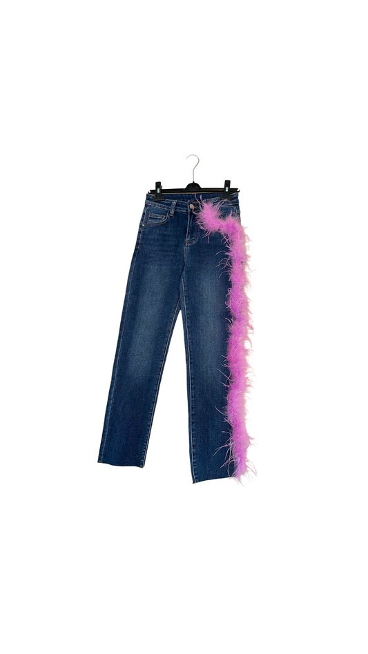 Jeans elasticizzato con piume rosa